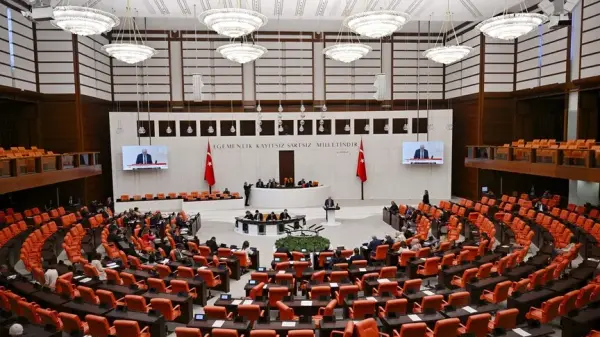 TBMM Genel Kurulu'nda 12. Yargı Paketi'nin kabul edildiği anı gösteren fotoğraf