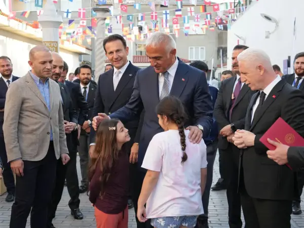 Genç okçuların yarıştığı 14. Uluslararası Fetih Kupası'nın açılışından bir görüntü.