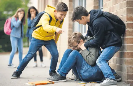 Okul koridorunda yalnız duran, düşünceli bir genç öğrenci