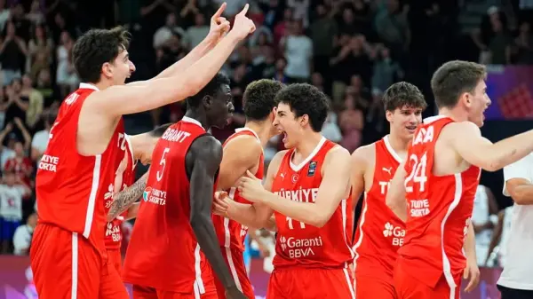 17 Yaş Altı Milli Basketbol Takımı oyuncuları galibiyeti kutluyor