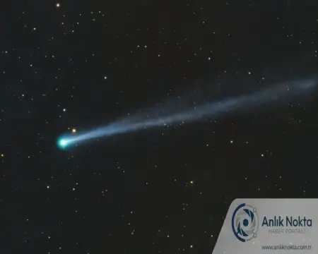 Mavi-yeşil renkte ve puslu kuyruğu olan C/2025 R3 PanSTARRS kuyruklu yıldızının gece gökyüzündeki temsili görüntüsü.