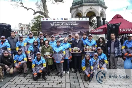 Sultanahmet Meydanı'nda İpek Yolu Rallisi klasik araçları ve katılımcıları
