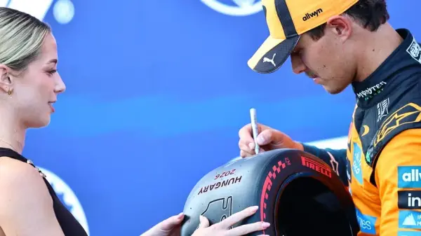 Lando Norris'in McLaren aracıyla Macaristan Grand Prix'sinde pole pozisyonunu kutladığı an