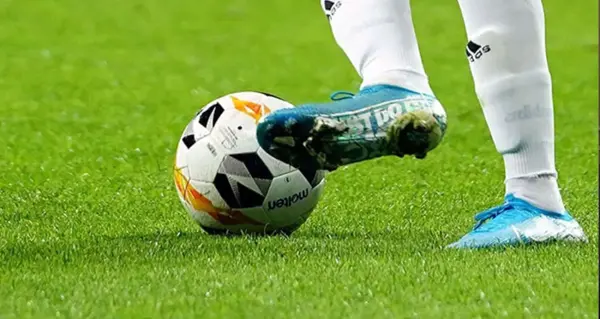 Bir futbolcunun kulüp yetkilileriyle transfer sözleşmesi imzaladığı anı gösteren fotoğraf.