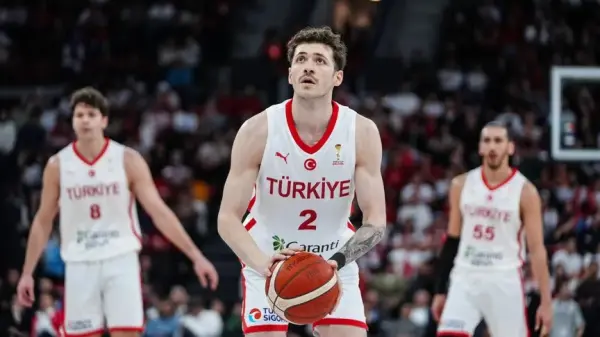 A Milli Erkek Basketbol Takımı oyuncuları, Bosna Hersek maçında potaya hücum ederken.