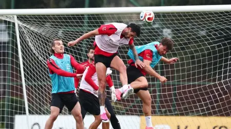 A Milli Futbol Takımı Riva'da antrenman yaparken