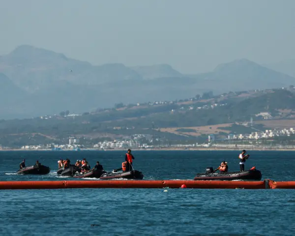 Fas sınırında Ceuta'ya geçmeye çalışan göçmenler ve deniz devriyesi