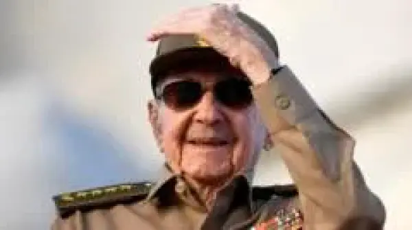 Eski Küba lideri Raúl Castro'nun fotoğrafı