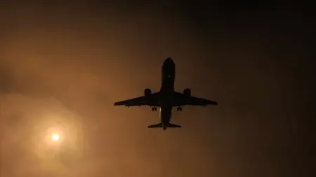 Spirit Airlines uçağı pistte, gökyüzünde bulutlar ve şirket logosu görünüyor.