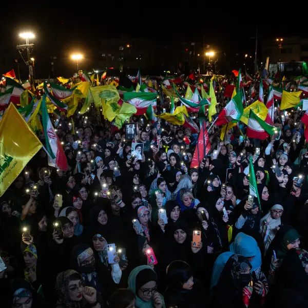 ABD ve İranlı diplomatların gergin bir müzakere odasında bulunduğu fotoğraf