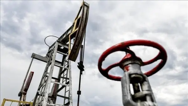 Brent petrol varilinin yanında dijital borsa grafiği