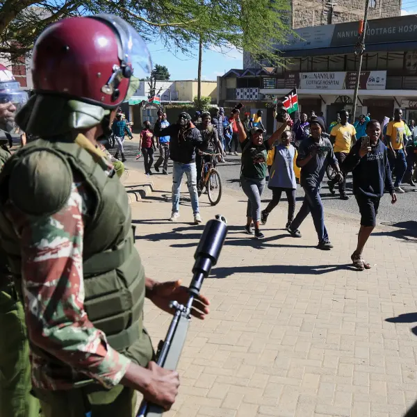 Kenya'da Ebola karantina ünitesi planlarına karşı protesto gösterisi ve mahkeme binası
