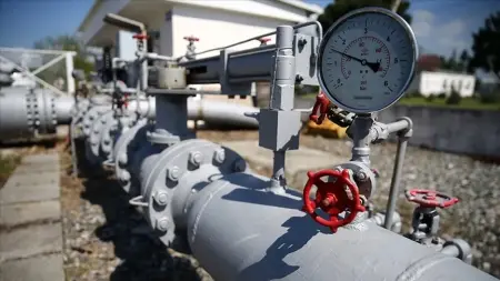 ABD ve Kanada sınırında bir petrol boru hattı inşaatını gösteren uydu görüntüsü.