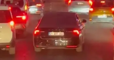 Acil durum sirenleri çalan itfaiye aracının önünü kesen otomobil