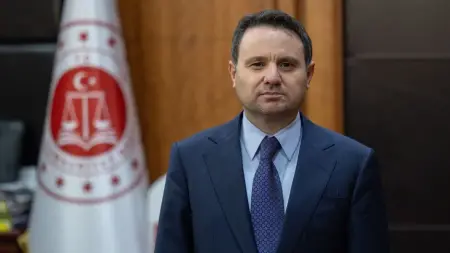 Adalet Bakanı Akın Gürlek bir basın toplantısında konuşurken
