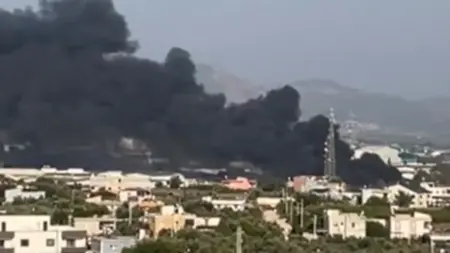 Adana Organize Sanayi Bölgesi'ndeki yatak fabrikasında çıkan yangın sonucu yükselen kara dumanlar