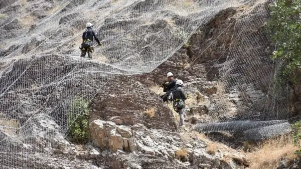 AFAD ekipleri, bir yamaçta kaya tutucu bariyer kurulumu yaparken