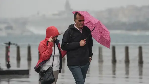 Türkiye haritası üzerinde turuncu ve sarı kodlu illerin işaretlendiği meteorolojik uyarı görseli