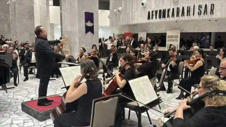 Afyonkarahisar'daki bir müzik festivalinden canlı sahne performansı veya seyirci görüntüsü
