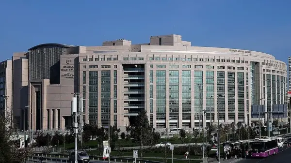 Ahbap Derneği'ne ait banka kasasının açılma anı ve içinden çıkan ilaçlar ile kitaplar