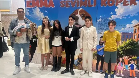 Emma Sevimli Köpek filminin afişi, King Charles cinsi bir köpek ve çocuk oyuncular