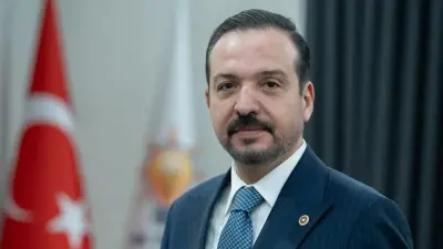 AK Parti Genel Başkan Yardımcısı Kürşad Zorlu, Azerbaycan bayrağı önünde konuşurken