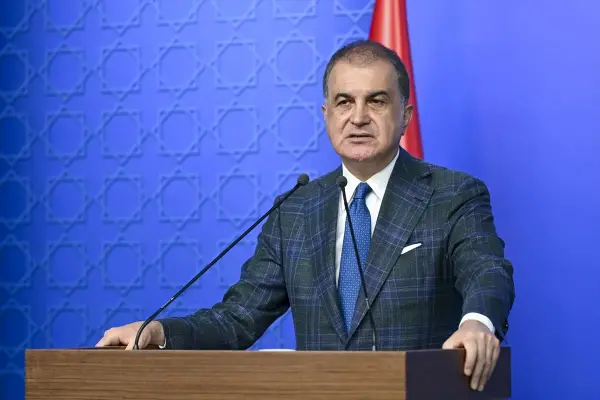 AK Parti Sözcüsü Ömer Çelik basın toplantısında konuşurken
