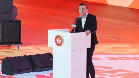 AK Parti Gençlik Kolları Genel Başkanı Yusuf İbiş kürsüde konuşma yaparken