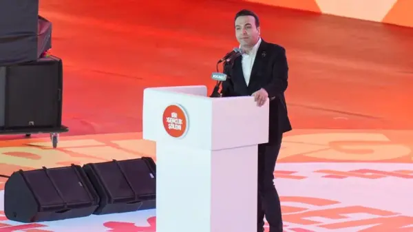 AK Parti Gençlik Kolları Genel Başkanı Yusuf İbiş kürsüde konuşma yaparken