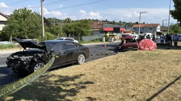 Düzce-Akçakoca kara yolunda meydana gelen trafik kazası sonrası olay yeri.