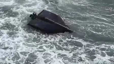 Akçakoca sahiline vuran Rus yapımı İHA'nın Sahil Güvenlik ekipleri tarafından incelenmesi.