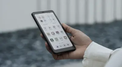 Boox Palma 2 Pro e-okuyucu gece yatakta okunurken