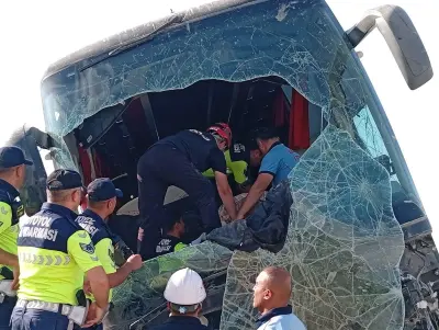 Aksaray'da Feci Kaza: Yolcu Otobüsü Şarampole Yuvarlandı, 19 Yaralı Var
