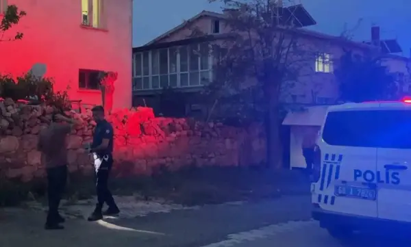 Aksaray'da KADES ihbarı üzerine polis ekiplerinin aile içi şiddet olayına müdahalesi