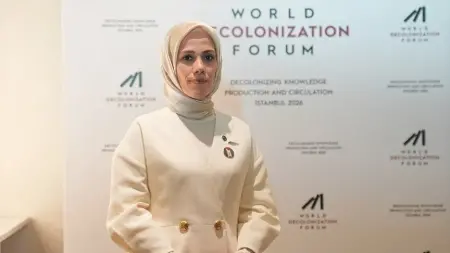 NUN Eğitim ve Kültür Vakfı Başkanı Esra Albayrak konuşma yaparken