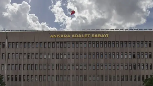 MASAK raporu ve finansal incelemeyi simgeleyen bir masaüstü görseli