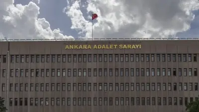 Adliye binası önünde veya bir mahkeme salonunda soruşturma belgeleri