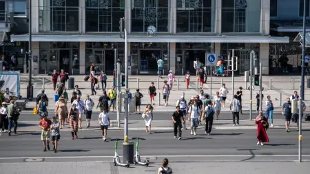 Almanya'da kuraklık nedeniyle su seviyesi düşen Ren Nehri'nde seyreden bir yük gemisi.