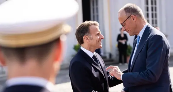 Almanya Başbakanı Friedrich Merz ve Fransa Cumhurbaşkanı Emmanuel Macron, ortak kabine toplantısı sonrası açıklama yapıyor.