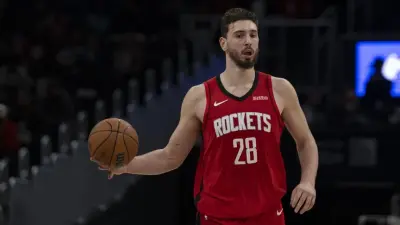 Alperen Şengün'ün NBA maçında top sürerken çekilmiş aksiyon fotoğrafı