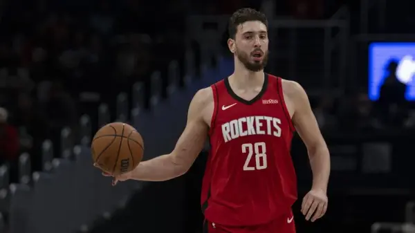Alperen Şengün'ün NBA maçında top sürerken çekilmiş aksiyon fotoğrafı