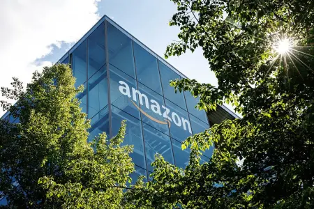 Amazon lojistik merkezinde calisan robotik sistemler ve paketler