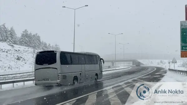 Bolu Dağı'nda kar yağışı altında ilerleyen araçlar ve karla mücadele ekipleri.