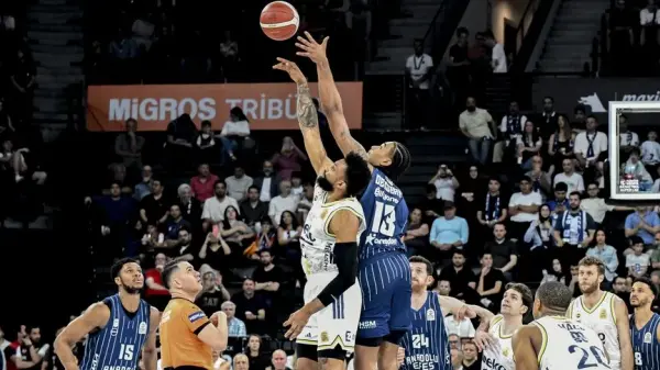Anadolu Efes ve Fenerbahçe Beko basketbol maçı atmosferi