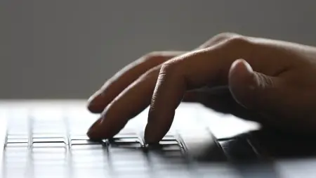 Siber güvenlik operasyonunu temsil eden, bilgisayar ekranlarında veri analizi yapan bir uzman görseli