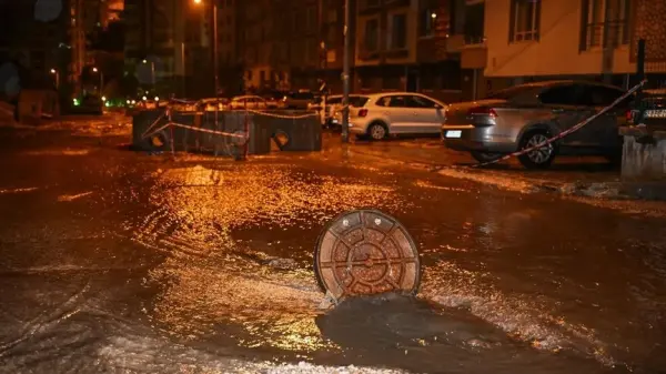 Ankara'da sağanak yağış sonrası sular altında kalan sokak ve binalar