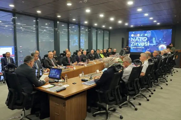 İçişleri Bakanı Mustafa Çiftçi'nin NATO Zirvesi güvenlik toplantısına başkanlık ederken çekilmiş fotoğrafı