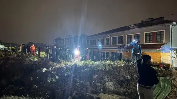 Antalya'daki hortum felaketinde parçalanmış konteynerler