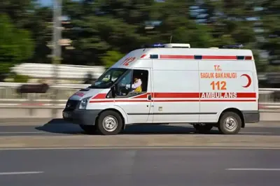 Antalya'da Kavşakta Meydana Gelen Trafik Kazasında 3 Kişi Hafif Yaralandı