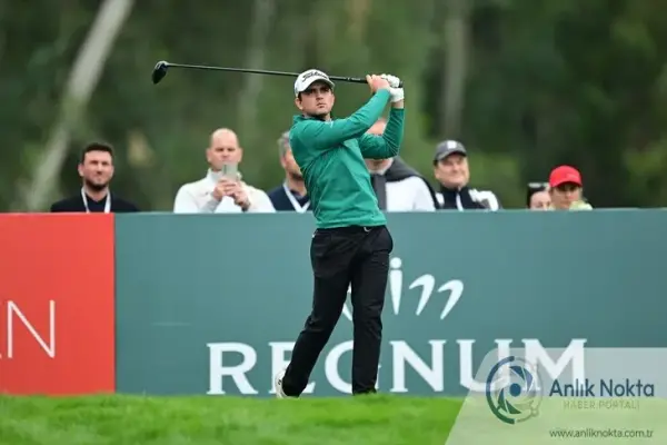 İsveçli golfçü Mikael Lindberg, Turkish Airlines Open 2026 şampiyonluk kupasını kaldırırken.